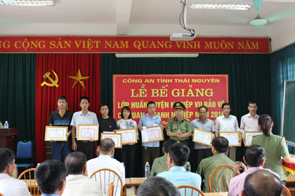 Bế giảng lớp huấn luyện nghiệp vụ lực lượng bảo vệ cơ quan, doanh nghiệp năm 2016.